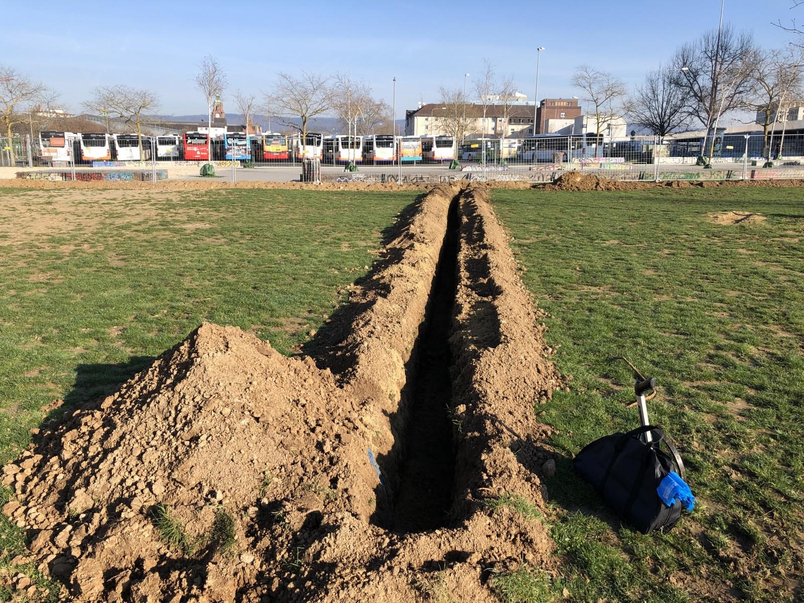 Leitungsbau auf der Rasenfläche am Wasserturm